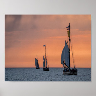 Poster Bateaux à voile au coucher du soleil sur la mer Ba