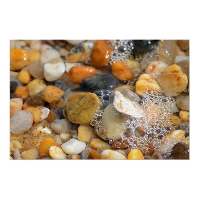 Poster Beaucoup de rochers tumblés sur une plage de sable (Devant)