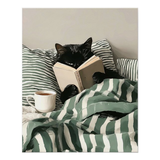 Poster Black Cat reading book in bed (Devant)
