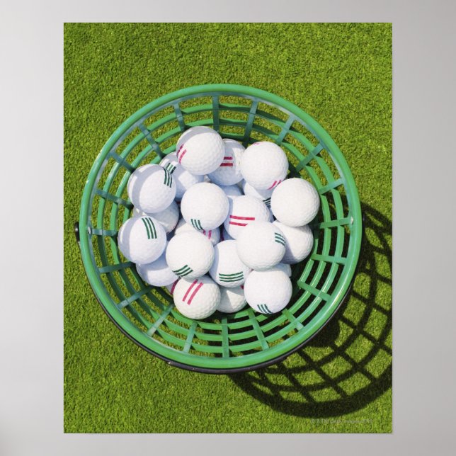 Poster Boules de golf dans une corbeille assise sur un ve (Devant)