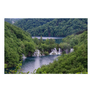 Poster Cascade cascade avec forêt verte en Croatie