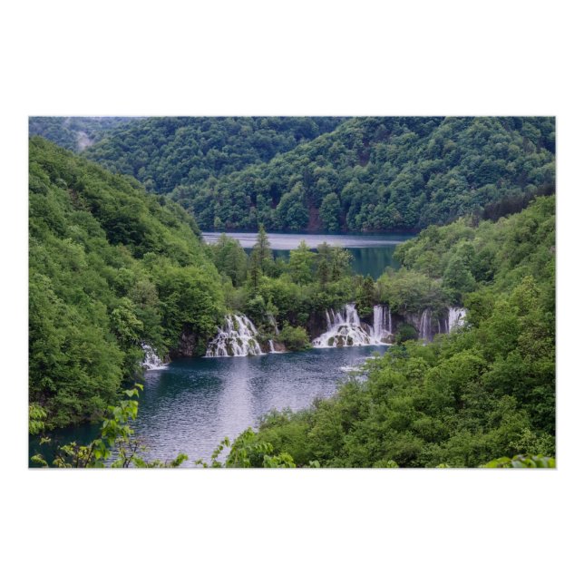 Poster Cascade cascade avec forêt verte en Croatie (Devant)