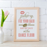 Poster Coral Pucker up et réparer vos cheveux femmes toil<br><div class="desc">"Pucker Up,  Fix Your Hair and Get Back on the Dance Floor" affiche mariage de style vintage pour afficher dans la salle de bain des femmes. Empreinte à linge et accents à la brosse à cheveux. Corail rose et or antique schéma de couleur sur arrière - plan blanc.</div>