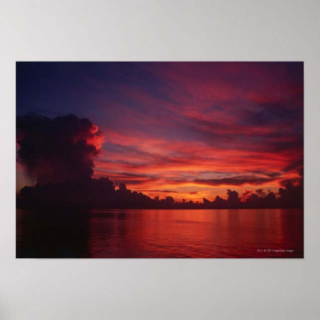 Poster Coucher de soleil en mer avec nuages foncés (Devant)