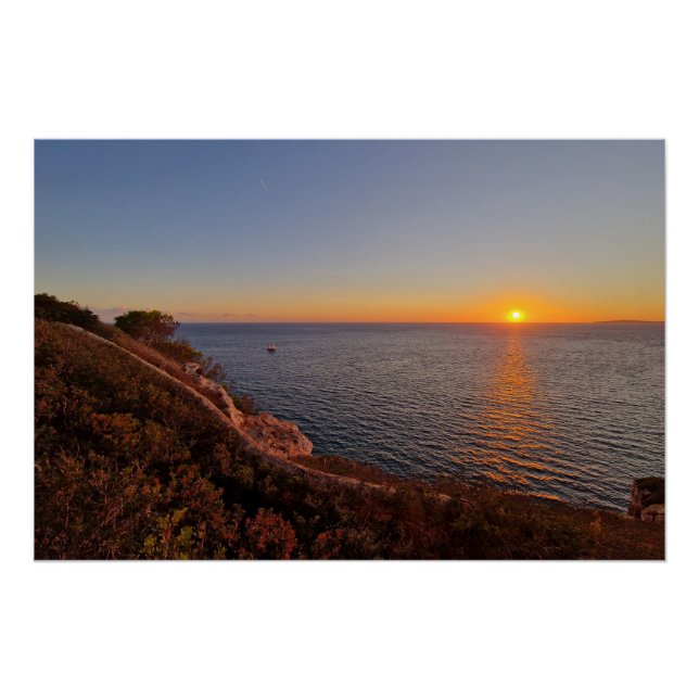 Poster Coucher de soleil méditerranéen avec un bateau  (Devant)