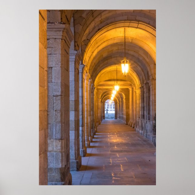 Poster Couloir en pierre éclairé par une lampe, Espagne (Devant)