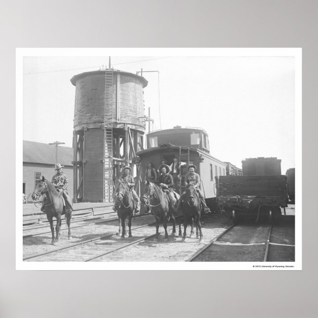 Poster Cowboys à cheval posant devant un train (Devant)