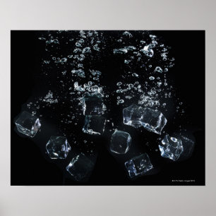 Poster Cubes de glace éclaboussant dans l'eau