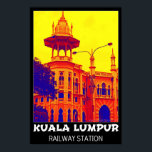 Poster d'art pop de la gare de Kuala Lumpur<br><div class="desc">L'ancienne gare de Kuala Lumpur est l'un des monuments historiques les plus célèbres de Malaisie. Il a été construit en 1910 dans un style architectural anglo-moghol et a été conçu par l'AB Hubback. Vous pouvez trouver des détails sur mon site Web : http://www.malaysia-traveler.com/kl-railway-station.html Mon affiche incorpore à la fois des...</div>
