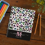 Poster de animal Leopard Chic Monogramme 2025<br><div class="desc">Planificateur tendance poster de animal 2025 avec un motif empreinte de léopard moderne multicolore,  vos initiales et nom dans une police de script manuscrite élégante.</div>