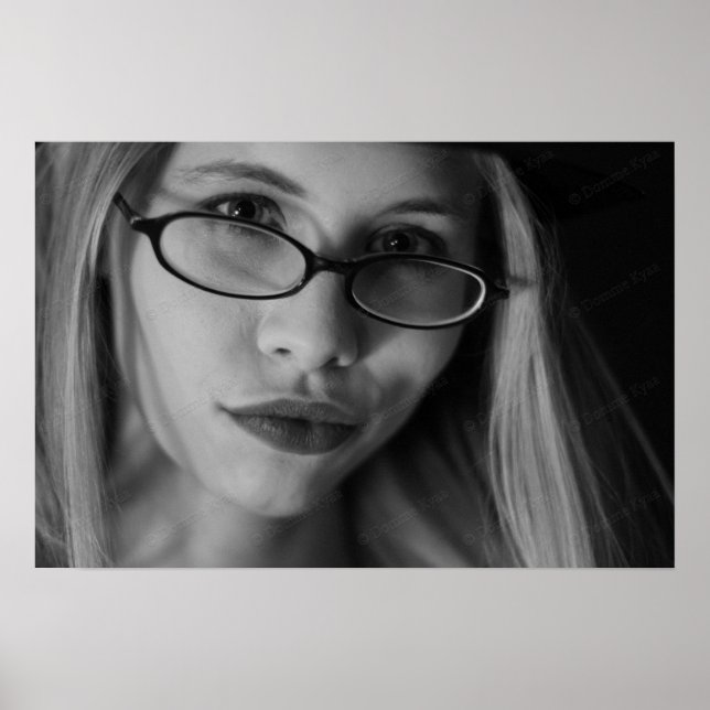 Poster de la déesse Smirking en B&W (Devant)