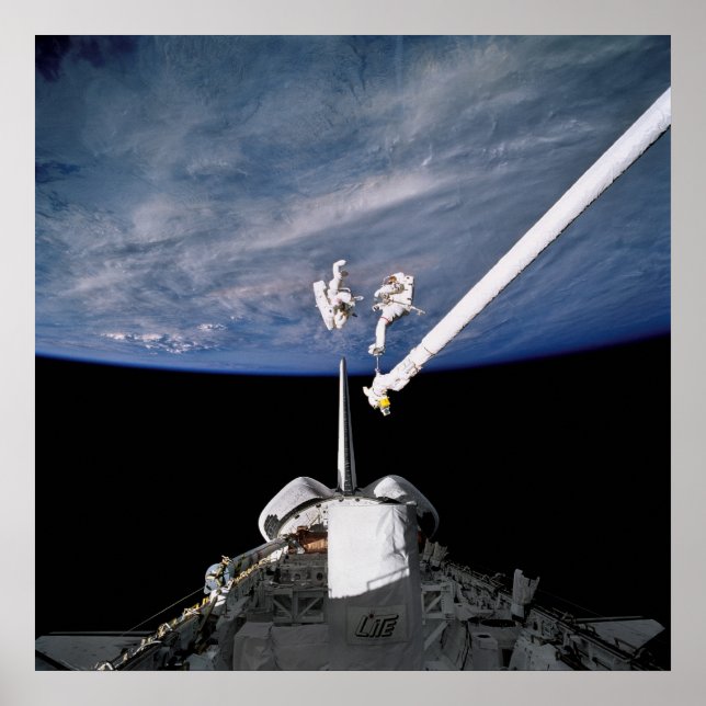 Poster Des astronautes conduisent une marche spatiale au- (Devant)