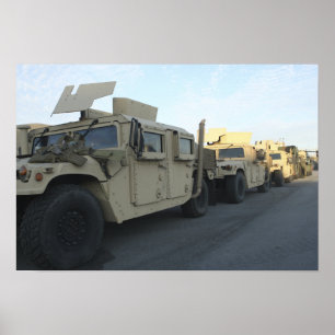 Poster Des Humvees s'assoient sur la jetée de Morehead Ci