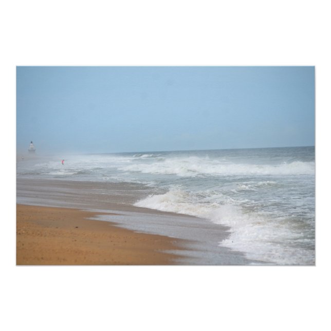 Poster Des vagues océaniques s'écrasent sur la plage par  (Devant)