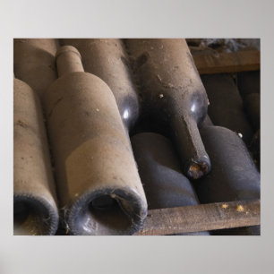 Poster Détail des bouteilles poussiéreuses sur lattes sur