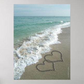 Poster Deux Coeurs de sable sur la plage, Océan romantiqu