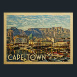 Poster du Cap Poster Vintage voyage<br><div class="desc">Affiche de voyage vintage du Cap présentant une belle scène portuaire avec des bateaux et des montagnes. Pour les cadeaux du Cap,  cette impression d'art fait le souvenir ou le souvenir parfait.</div>