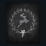 Poster du tableau de bord de Noël Reindeer<br><div class="desc">Affiche de Noël représentant une couronne autour d'un renne en flocons de neige sur un tableau noir. Cette affiche ressemble à un vrai tableau de bord, mais vous n'aurez pas à faire face à la poussière de craie ! Parfait pour les vacances. Nous laissons toutes les options de taille ouvertes,...</div>