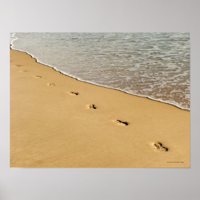 Poster Empreintes de pieds dans le sable avec vague (Devant)