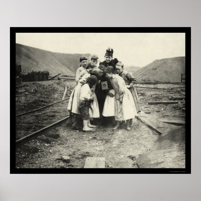 Poster Enfants inspectant une caméra Kodak 1902 (Devant)