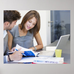 Poster Étudiants à l'aide de l'ordinateur portable dans