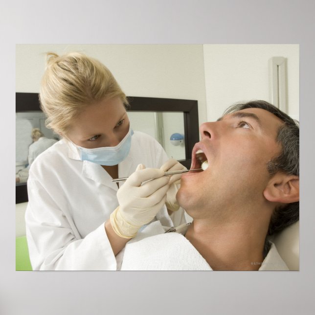 Poster Femme dentiste examinant homme (Devant)