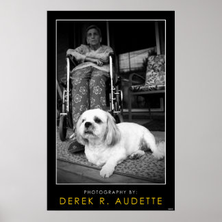 Poster Femme en fauteuil roulant et petit chien
