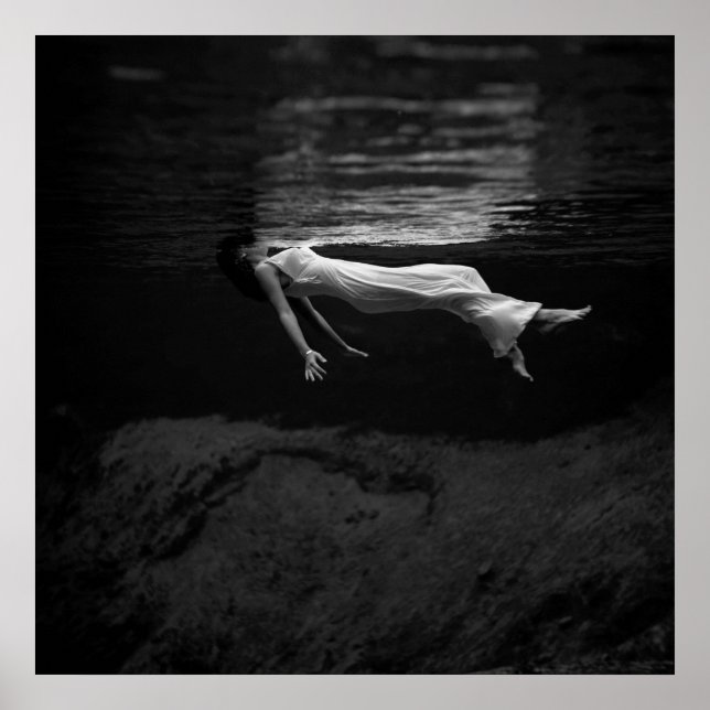 Poster Femme noire et blanche dans l'eau Photographie (Devant)