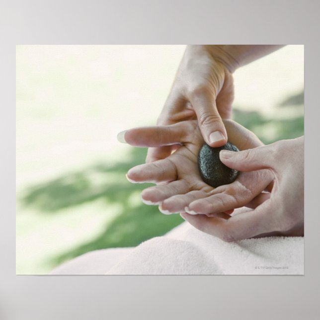 Poster Femme se faire masser la main avec la pierre chaud (Devant)