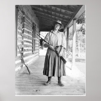 Poster Femme tenant un fusil sur un porche