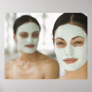 Poster Femmes souriant dans des masques de boue de beauté