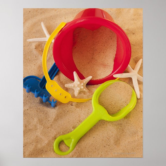 Poster Fermer les jouets sur le sable (Devant)