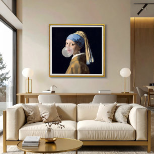 Poster Fille au collier de perles soufflant un bubble gum
