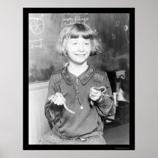 Poster Fille exposant son animal de compagnie serpents à