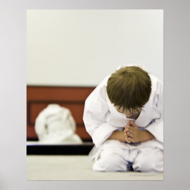 Poster Garçon (4-5 ans) en tenue de karaté, (Devant)