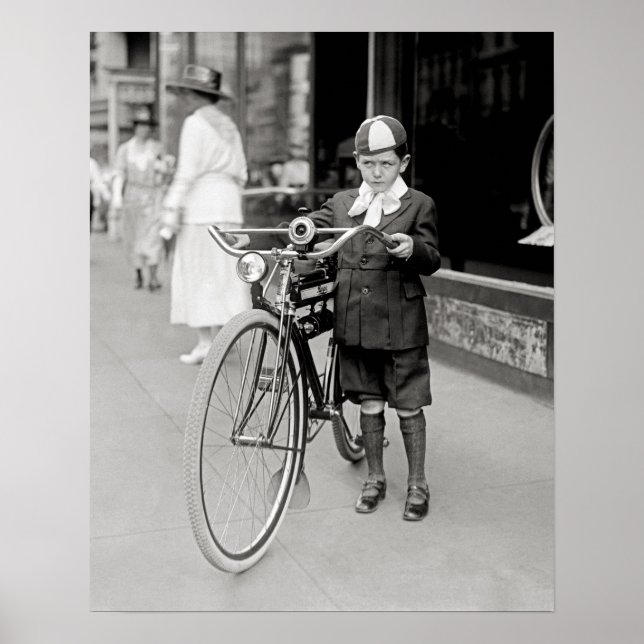 Poster Garçon avec un vélo, 1922. Photo ancienne (Devant)