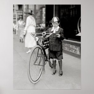 Poster Garçon avec un vélo, 1922. Photo vintage
