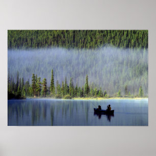 Poster Garçons pêchant depuis un canoë avec de la brume d