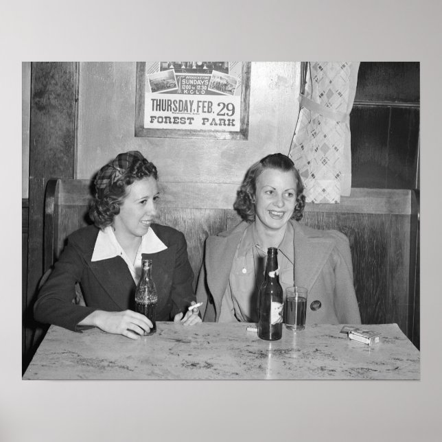 Poster Girls at the Bar, 1940. Photo vintage (Devant)