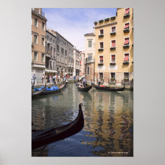 Poster Gondolas dans un canal, Venise, Italie