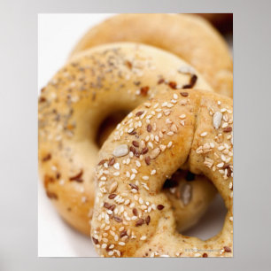 Poster Gros plan de bagels assortis sur une assiette