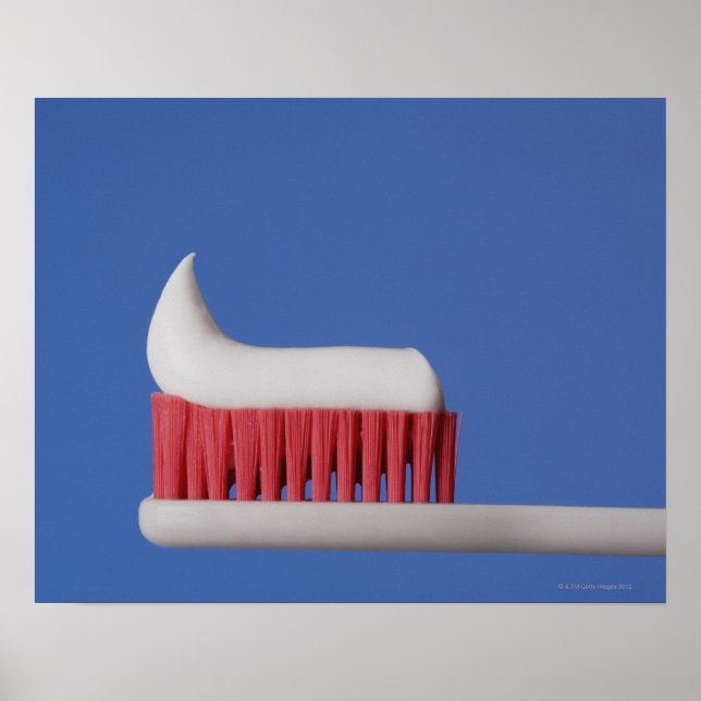 Poster Gros plan du dentifrice sur une brosse à dents (Devant)