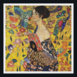 Poster Gustav Klimt Lady With Fan Art Nouveau Painting<br><div class="desc">Dame Gustav Klimt avec peintre Art Nouveau Fan Ce demi-portrait d'une belle femme montre un arrière - plan jaune avec des ornements asiatiques, des oiseaux colorés et des fleurs de lotus. La dame porte une robe dans le style d'un kimono imprimé des motifs d'une robe de dragon chinoise. Belle peinture...</div>
