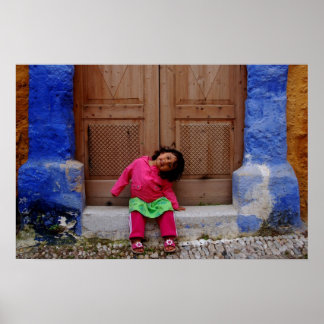 Poster Happy Girl Between Blue Pillars