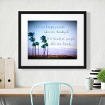 Poster Hawaii Palm Trees Photo Merci Les gens Citation<br><div class="desc">"Ce ne sont pas des gens heureux qui sont reconnaissants. Ce sont des gens qui sont heureux." Faites votre propre bonheur et soyez reconnaissant pour ce que vous avez en regardant cette affiche photographique bleu & violet aux lumières douces de palmiers soufflant dans la brise hawaïenne. Vous pouvez facilement personnaliser...</div>