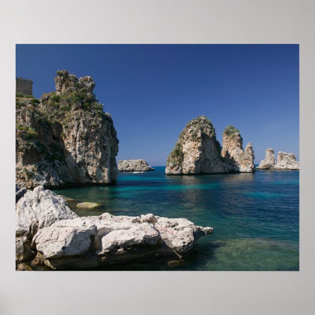 Poster Italie, Sicile, Scopello, Rocks par Tonnara (Devant)