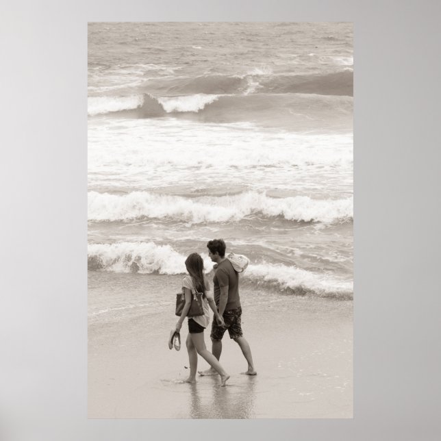 Poster Jeune couple marchant sur la plage (Devant)
