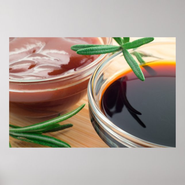 Poster ketchup tomate et sauce soja dans un bol transpare (Devant)