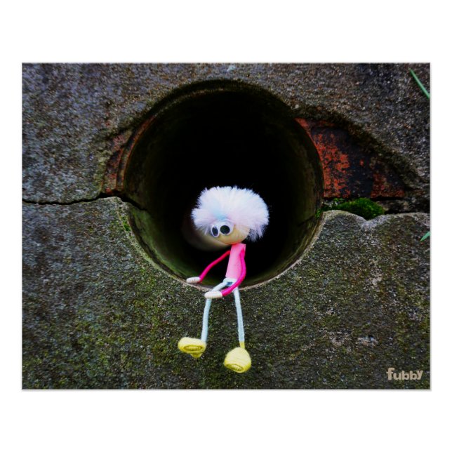 Poster La poupée de Fubby dans un mur. (Devant)