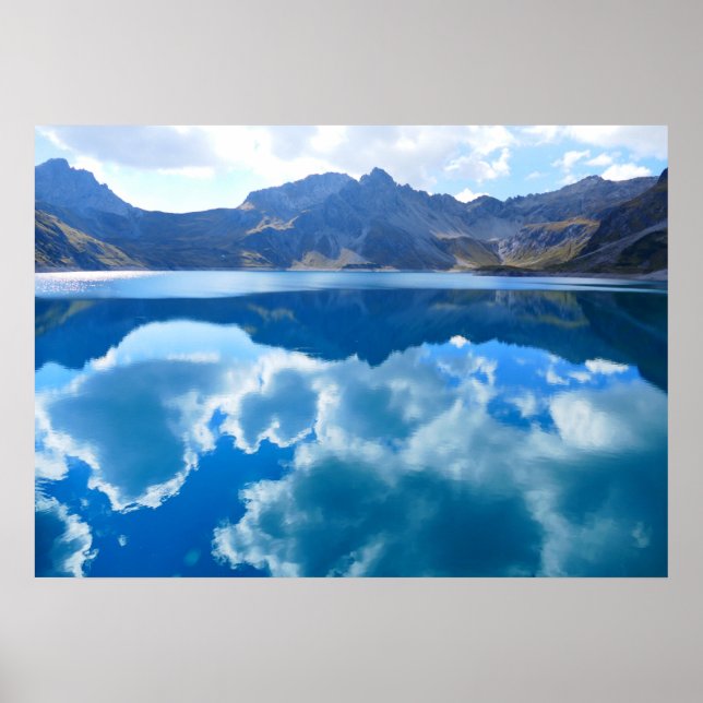 Poster Lac bleu, paysage nuageux (Devant)